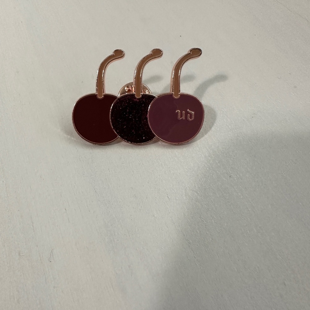 Urban Decay‎ Enamel Cherry Pin